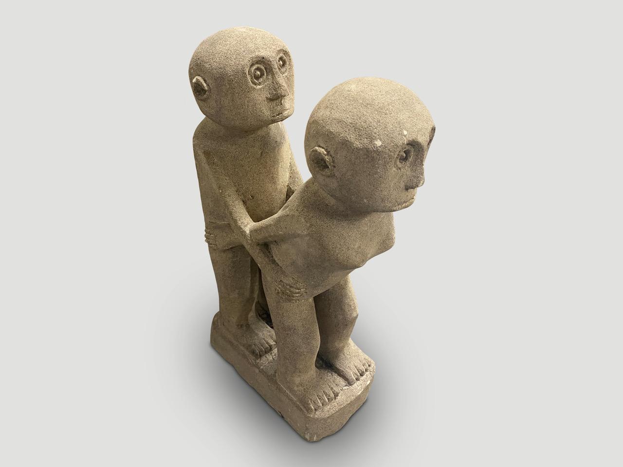 Statue von Mann und Frau aus Sandstein. Handgefertigt auf der Insel Sumba.

Diese Statue wurde im Geiste von Wabi-Sabi handgefertigt, einer japanischen Philosophie, die besagt, dass Schönheit in der Unvollkommenheit und Vergänglichkeit zu finden