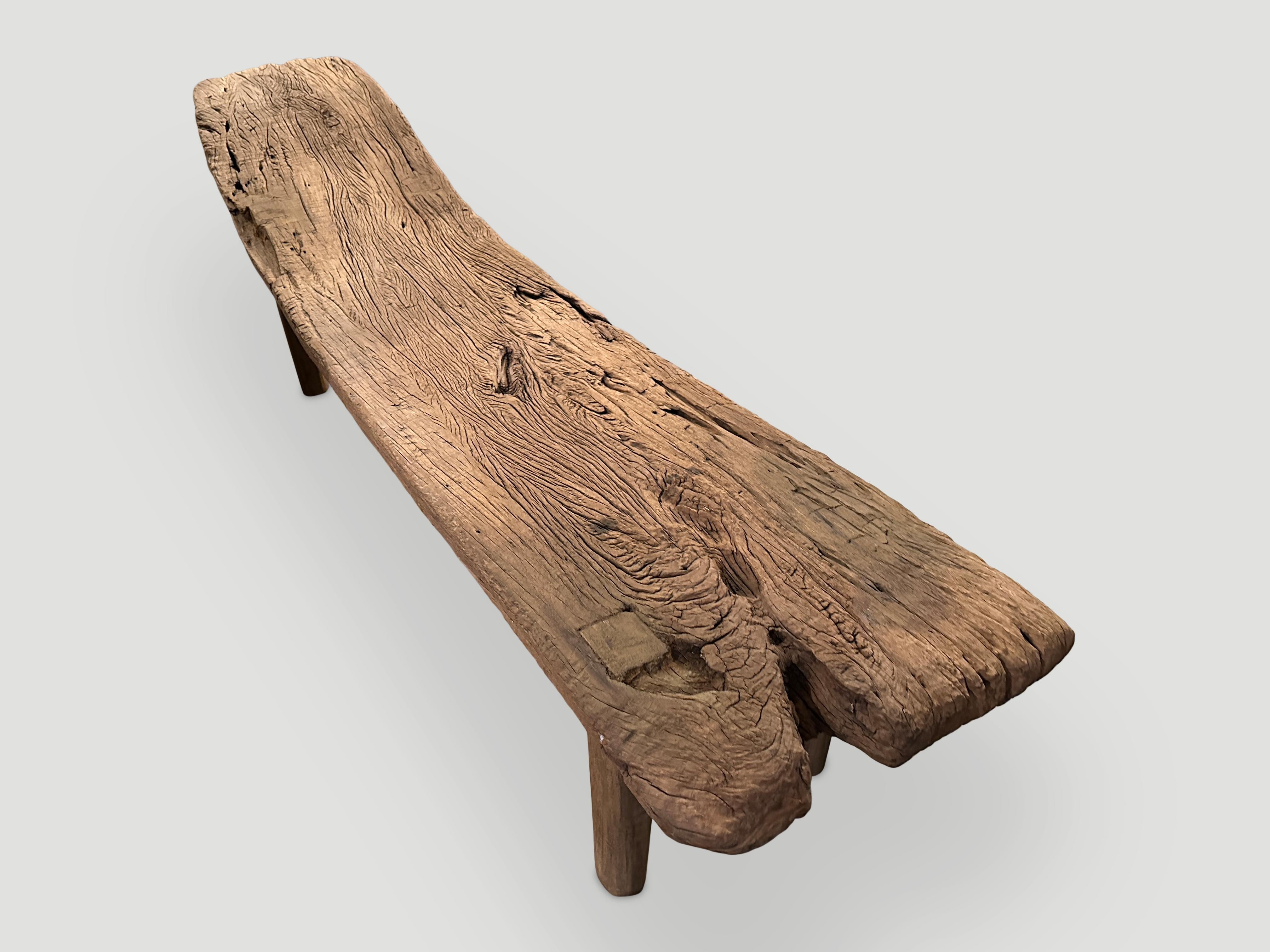Impressionnant banc ou chaise en bois de teck ancien Andrianna Shamaris Excellent état - En vente à New York, NY