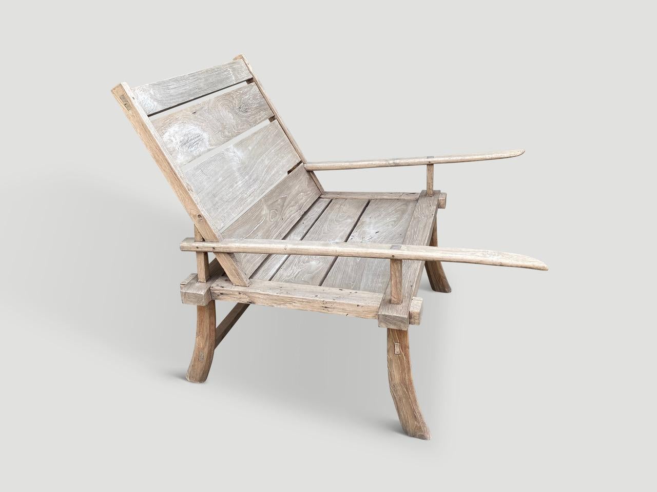 Grande chaise antique rare avec les bras étendus pour reposer les jambes. Fabriqué à la main à partir d'un magnifique bois de teck ancien. Tout est dans les détails. Vers 1950. Dimensions complètes ; 38″ de largeur x 29″ de profondeur x dossier 26″