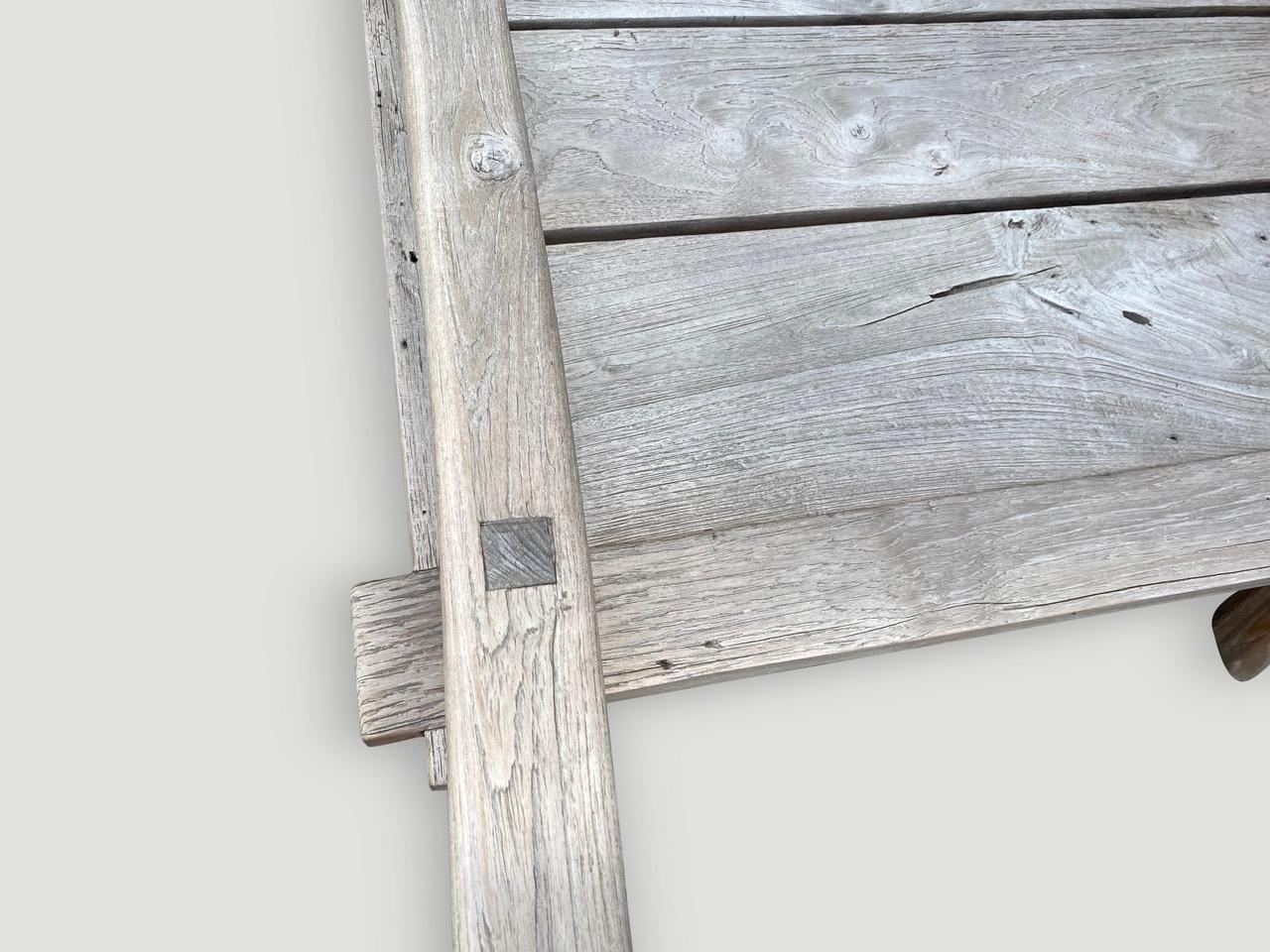 Milieu du XXe siècle Impressionnante chaise ou fauteuil ancien en bois de teck en vente
