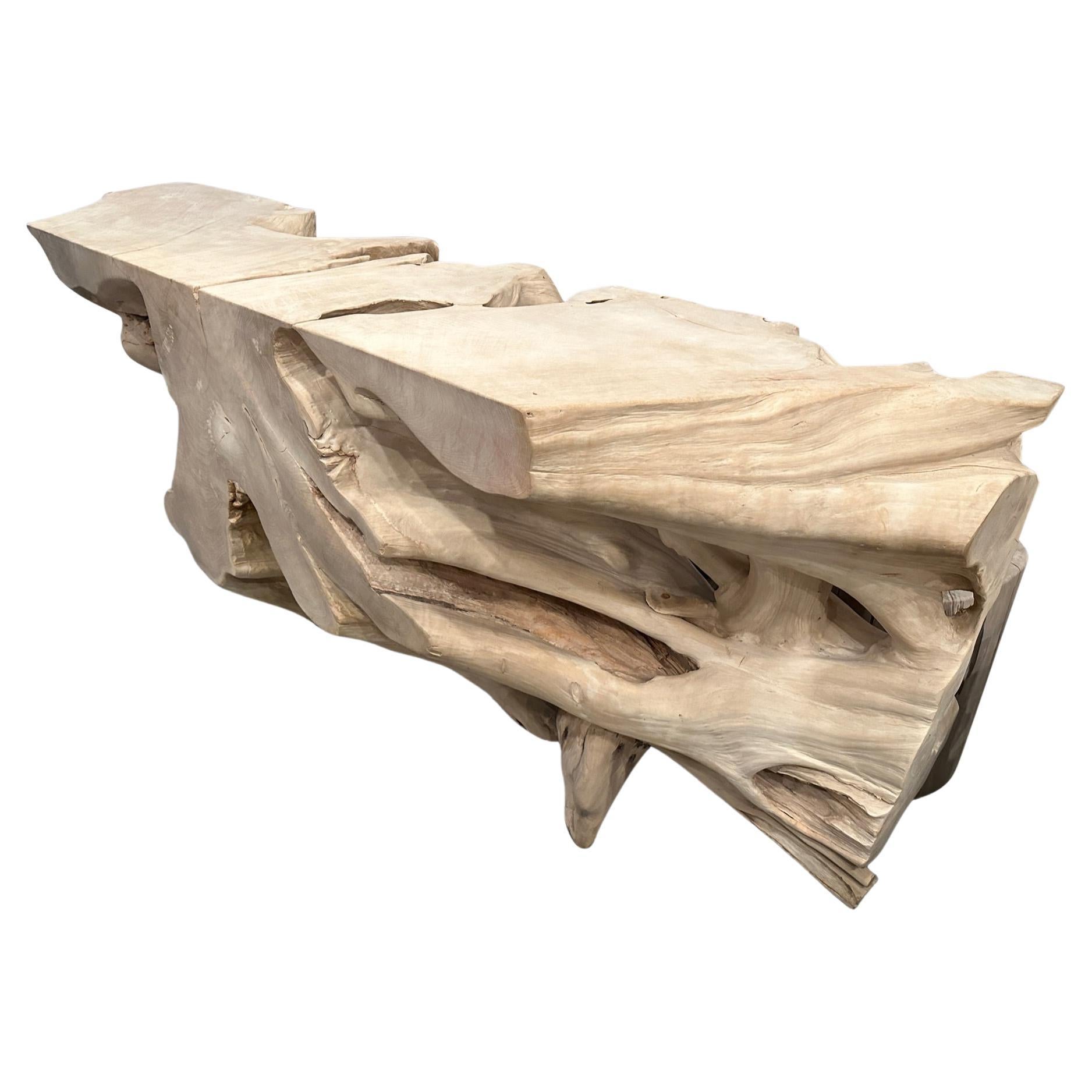 Impressionnante table console Andrianna Shamaris en bois de teck blanchi à la racine 