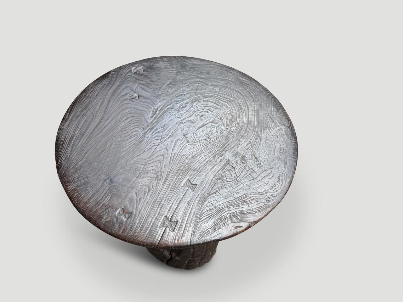 Bois Andrianna Shamaris Impressionnante table d'appoint ou table d'entrée datant du siècle dernier en vente