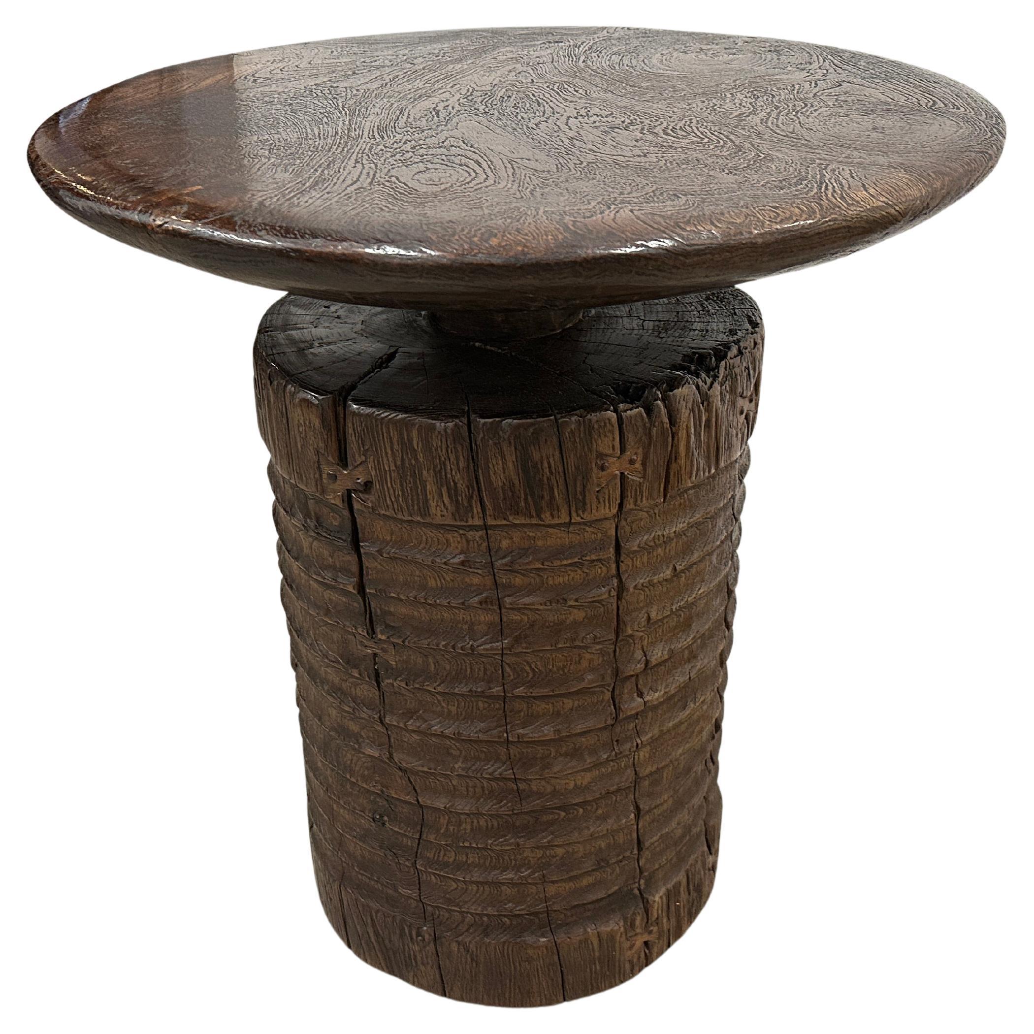 Impressionnante table d'appoint ou table d'entrée en bois de teck ancien de Andrianna Shamaris