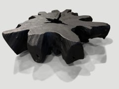Andrianna Shamaris Beeindruckender Couchtisch aus verkohltem Teak Wood