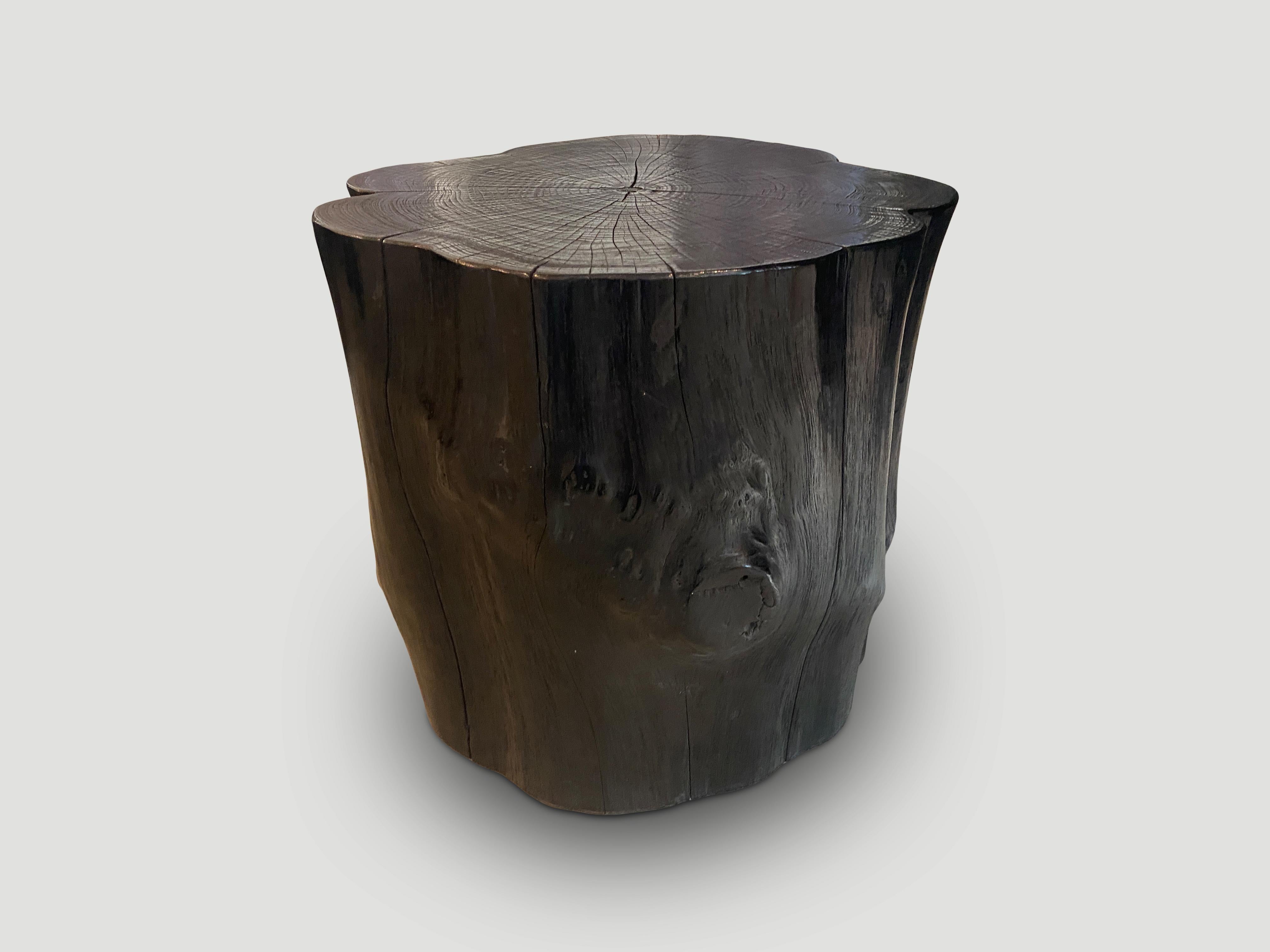 XXIe siècle et contemporain Impressionnante table d'appoint Andrianna Shamaris en bois de teck calciné en vente