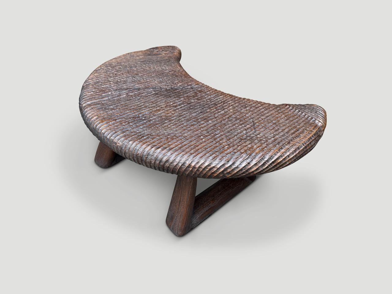 Une magnifique plaque de teck centenaire de trois pouces d'épaisseur, provenant de ma plus belle collection, est sculptée à la main par notre maître sculpteur pour produire cette impressionnante table basse. La Collection Couture Mid-Century,