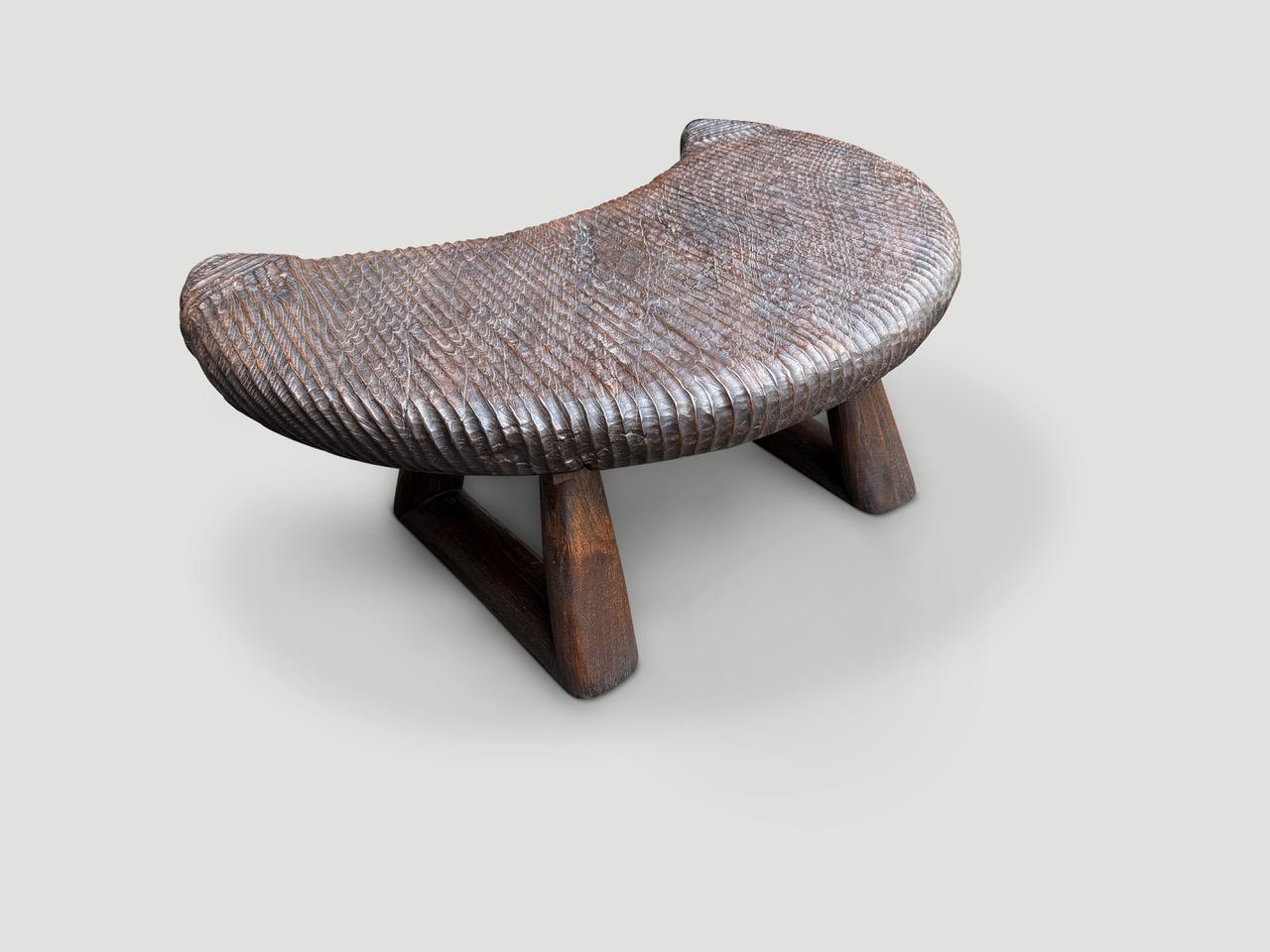 XXIe siècle et contemporain Andrianna Shamaris Impressionnante table basse demi-lune sculptée à la main en vente