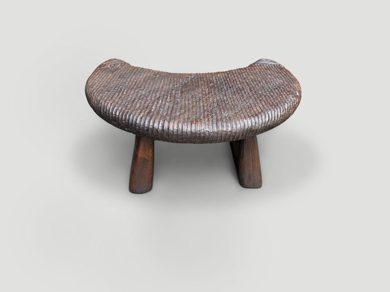 Bois Andrianna Shamaris Impressionnante table basse demi-lune sculptée à la main en vente