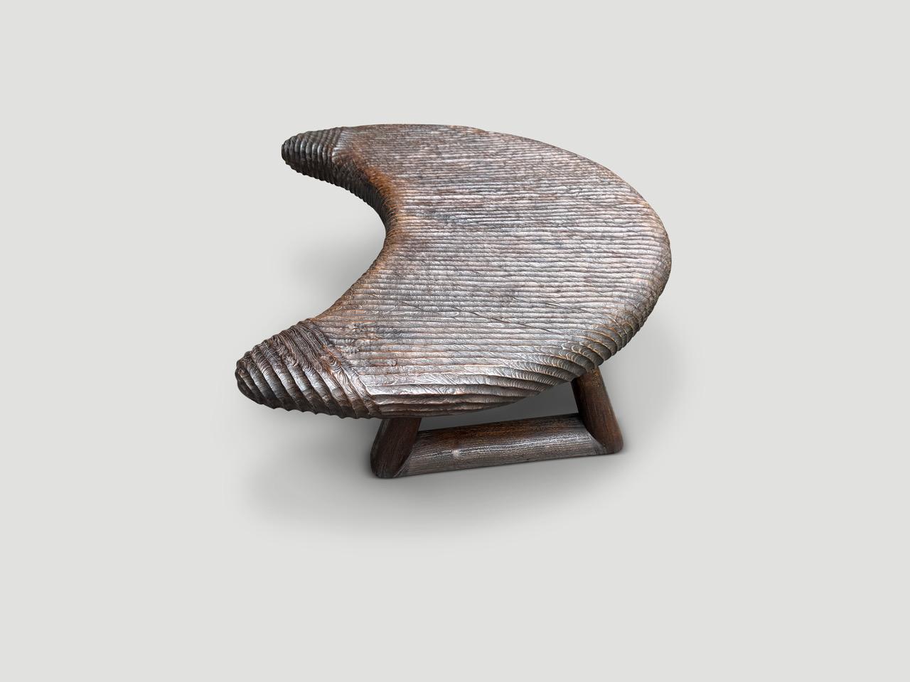 Andrianna Shamaris Impressionnante table basse demi-lune sculptée à la main en vente 1