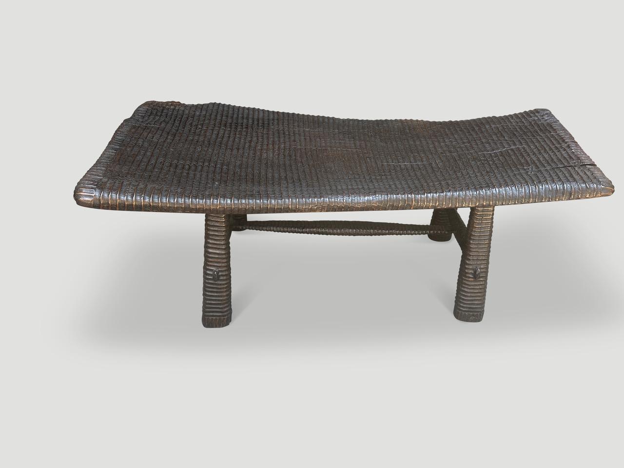 Bellissimo legno di teak recuperato dalla mia collezione più bella e intagliato a mano dal nostro maestro intagliatore con il nostro esclusivo intaglio minimalista. Questa lastra larga e spessa è presentata con accenti unici di farfalle intarsiate e