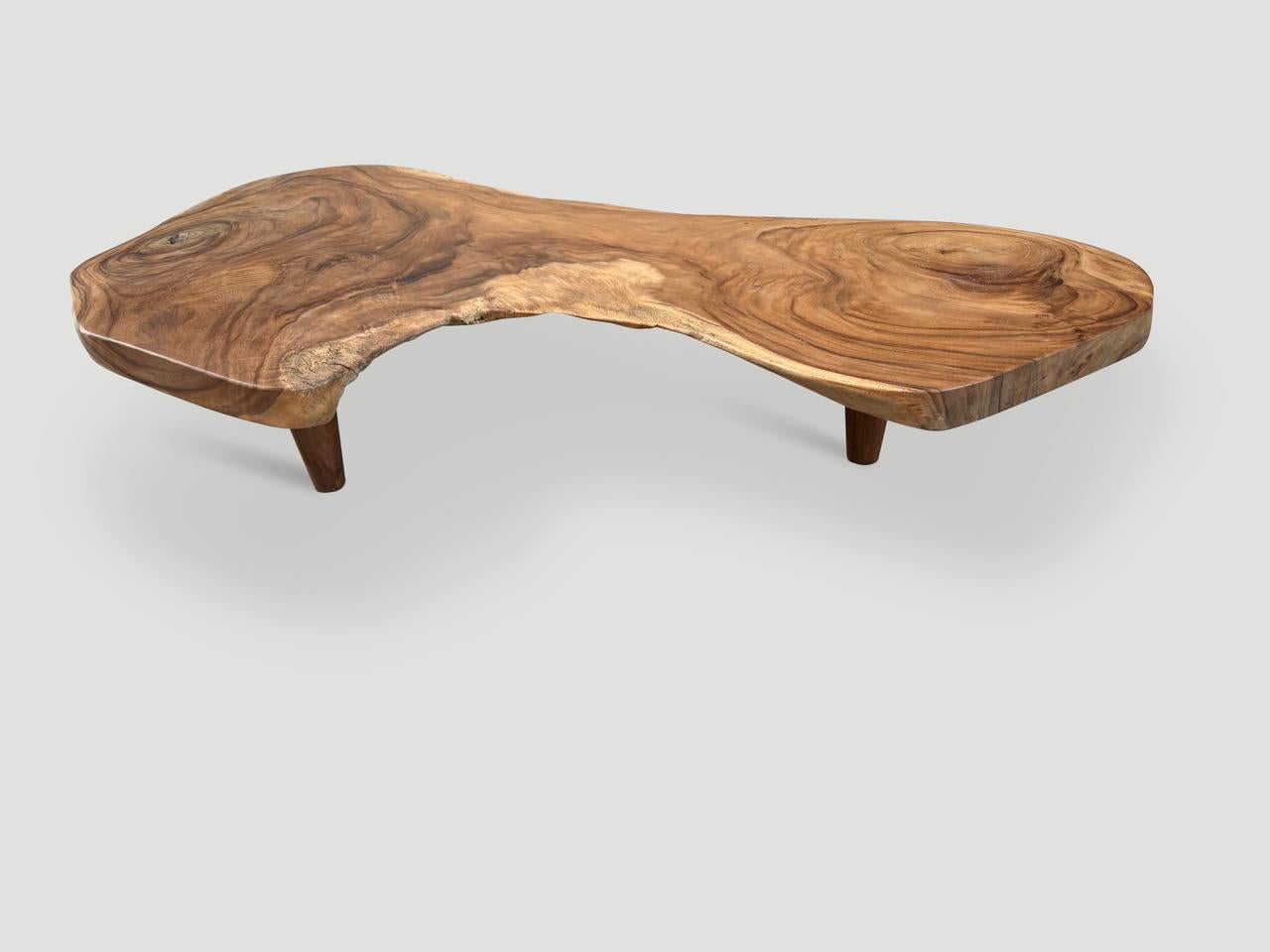 Andrianna Shamaris Beeindruckender Couchtisch mit lebendiger Kante (Organische Moderne) im Angebot