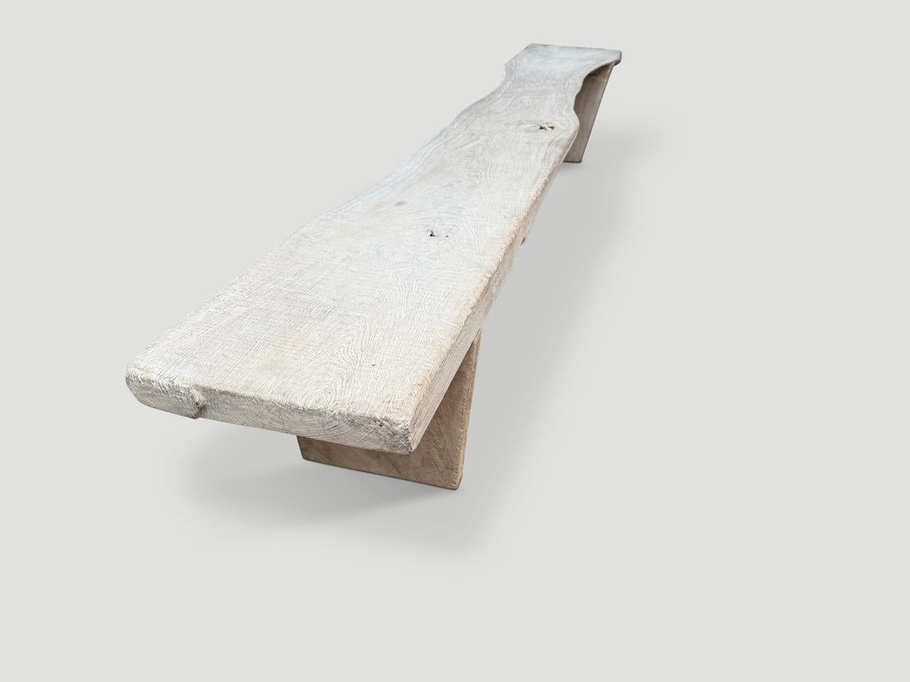 Andrianna Shamaris Impressive Live Edge Teak Wood Long Bench Moderno orgánico en venta