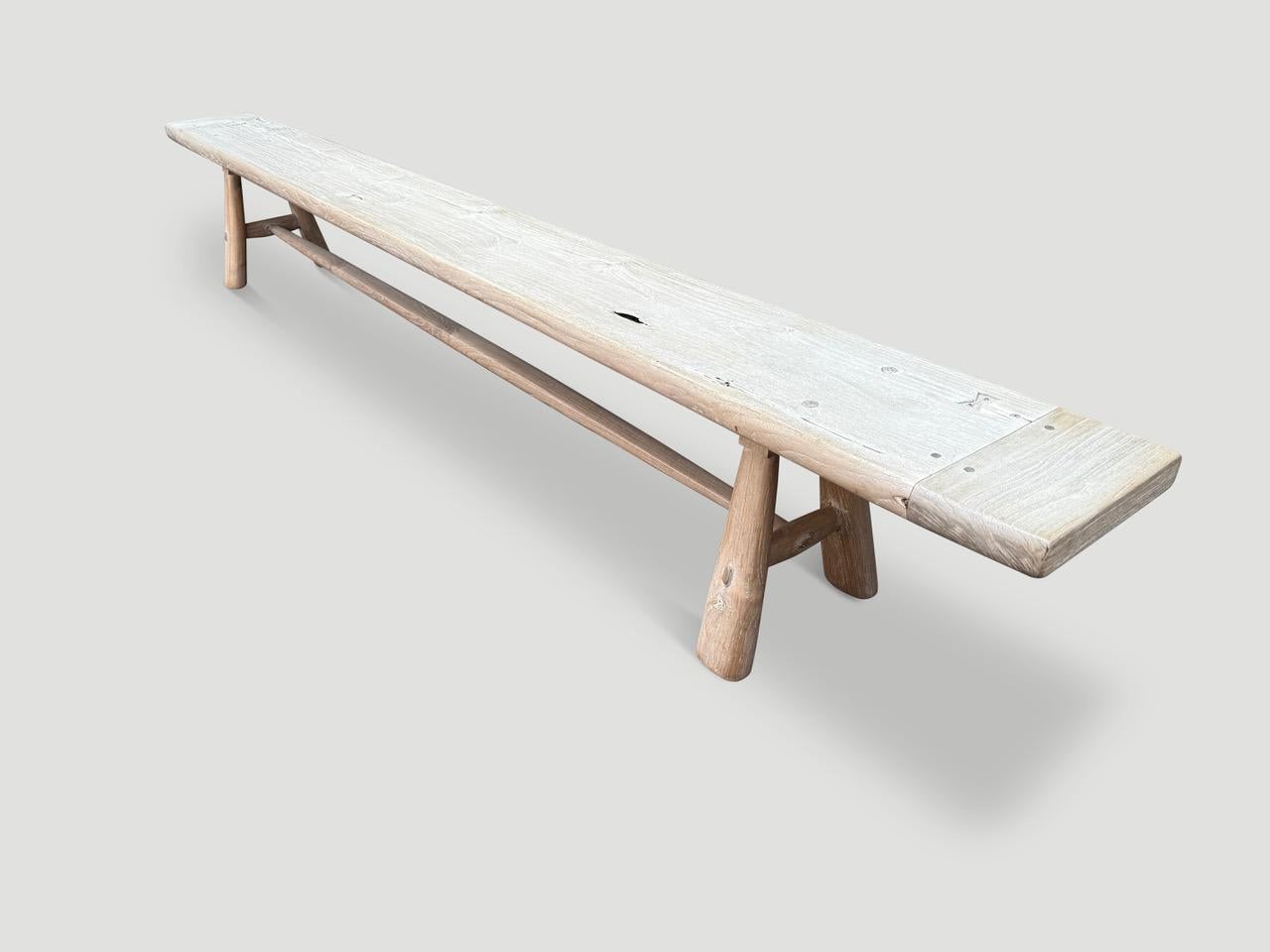 Un'imponente panca lunga e minimalista realizzata a mano con una lastra di due pollici di antico legno di teak proveniente dalla mia migliore collezione. Rolle arrotondate a mano, con gambe in stile metà secolo e farfalle intarsiate nel piano. La