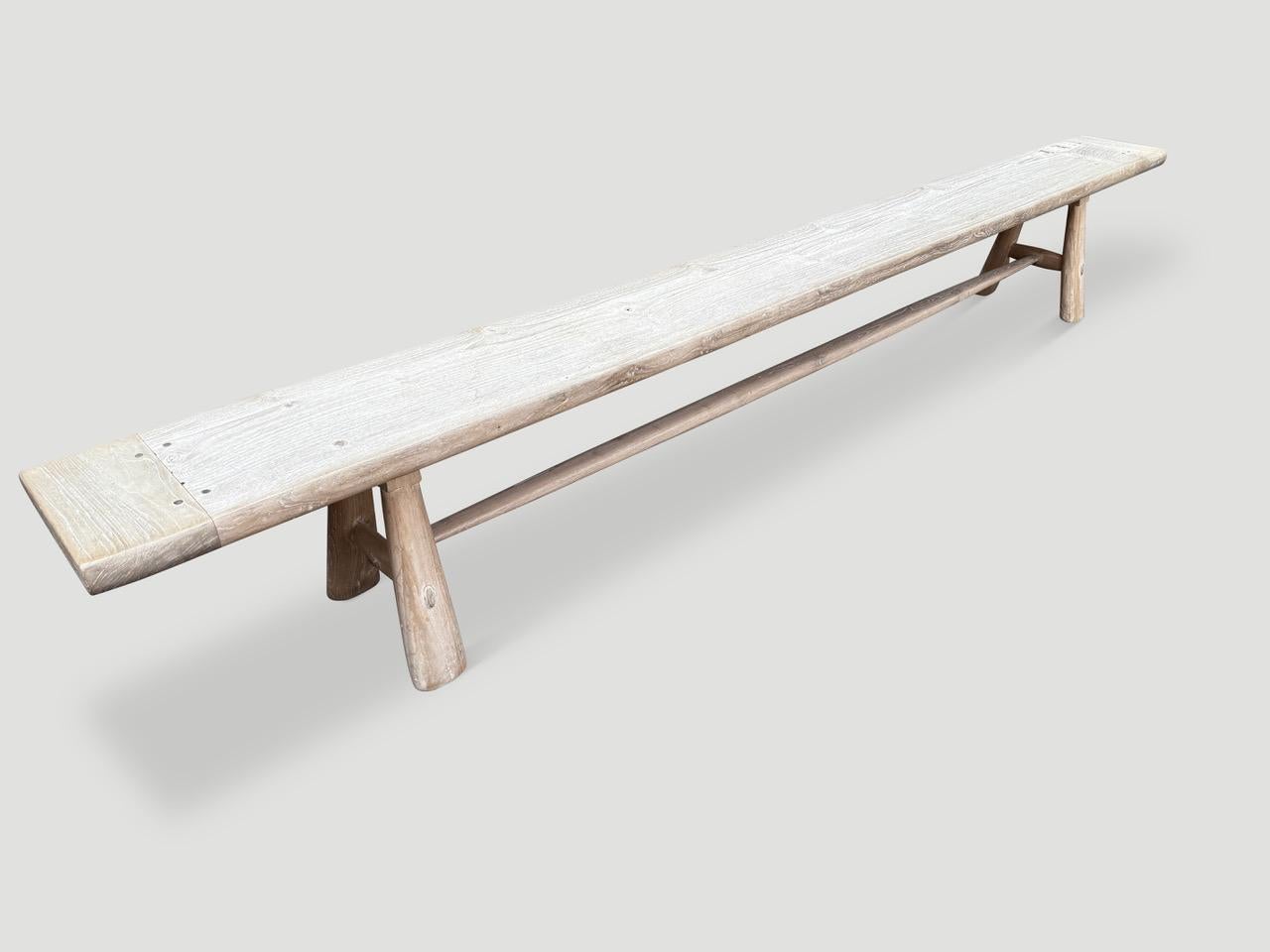 Eine beeindruckend lange, minimalistische Bank, handgefertigt aus einer zwei Zoll großen Platte aus altem Teakholz aus meiner besten Sammlung. Handgerollte, glatte, abgerundete Seiten mit Beinen im Stil der Jahrhundertmitte und