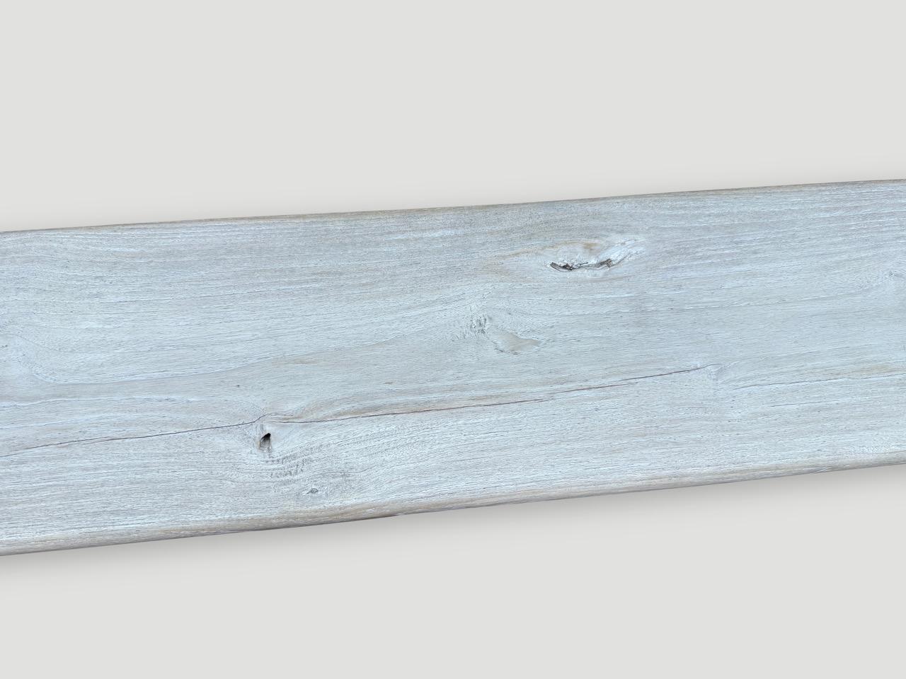 Andrianna Shamaris Impressionante panchina lunga in legno di teak dai toni lattiginosi in vendita 2