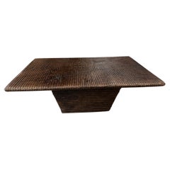 Impressionnante table basse sculptée minimaliste Andrianna Shamaris 