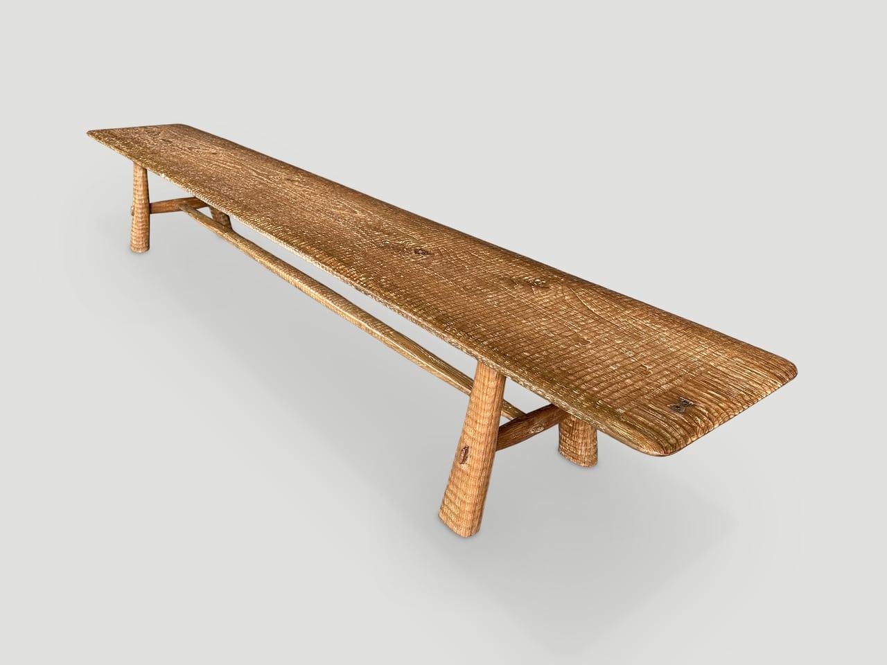 XXIe siècle et contemporain Impressionnant banc long en bois de teck sculpté minimaliste Andrianna Shamaris en vente