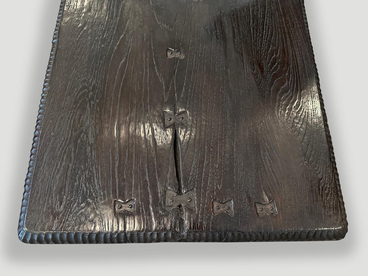 Un mortier centenaire utilisé à l'origine pour moudre le riz a été réutilisé pour fabriquer cette table basse unique en son genre. Sculptée à partir d'un seul bloc de bois de teck, cette table basse impressionnante se distingue par sa sculpture