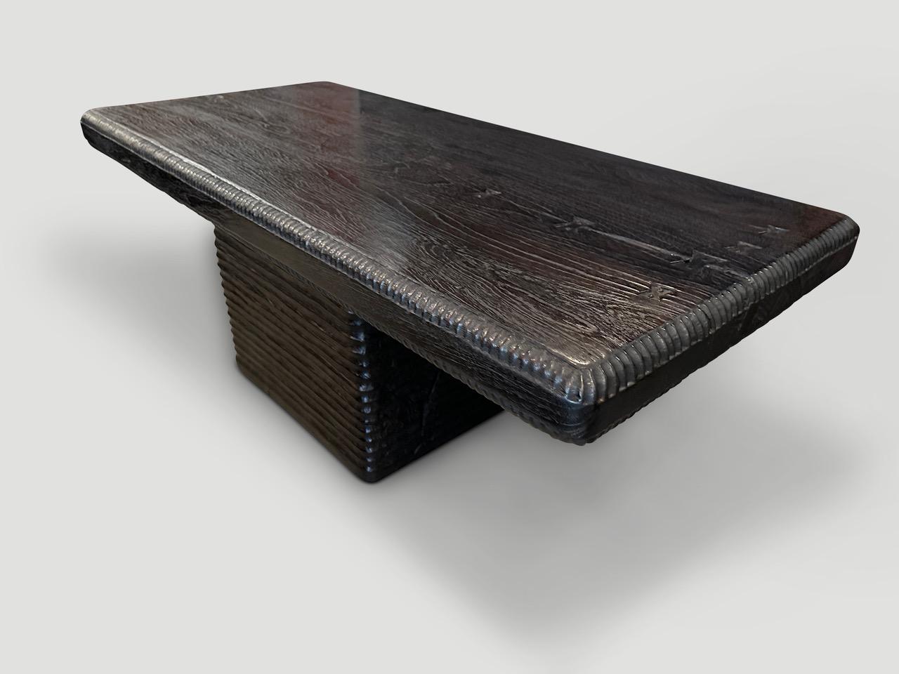 Impressionnante table basse minimaliste Andrianna Shamaris en bois de teck sculpté Bon état - En vente à New York, NY