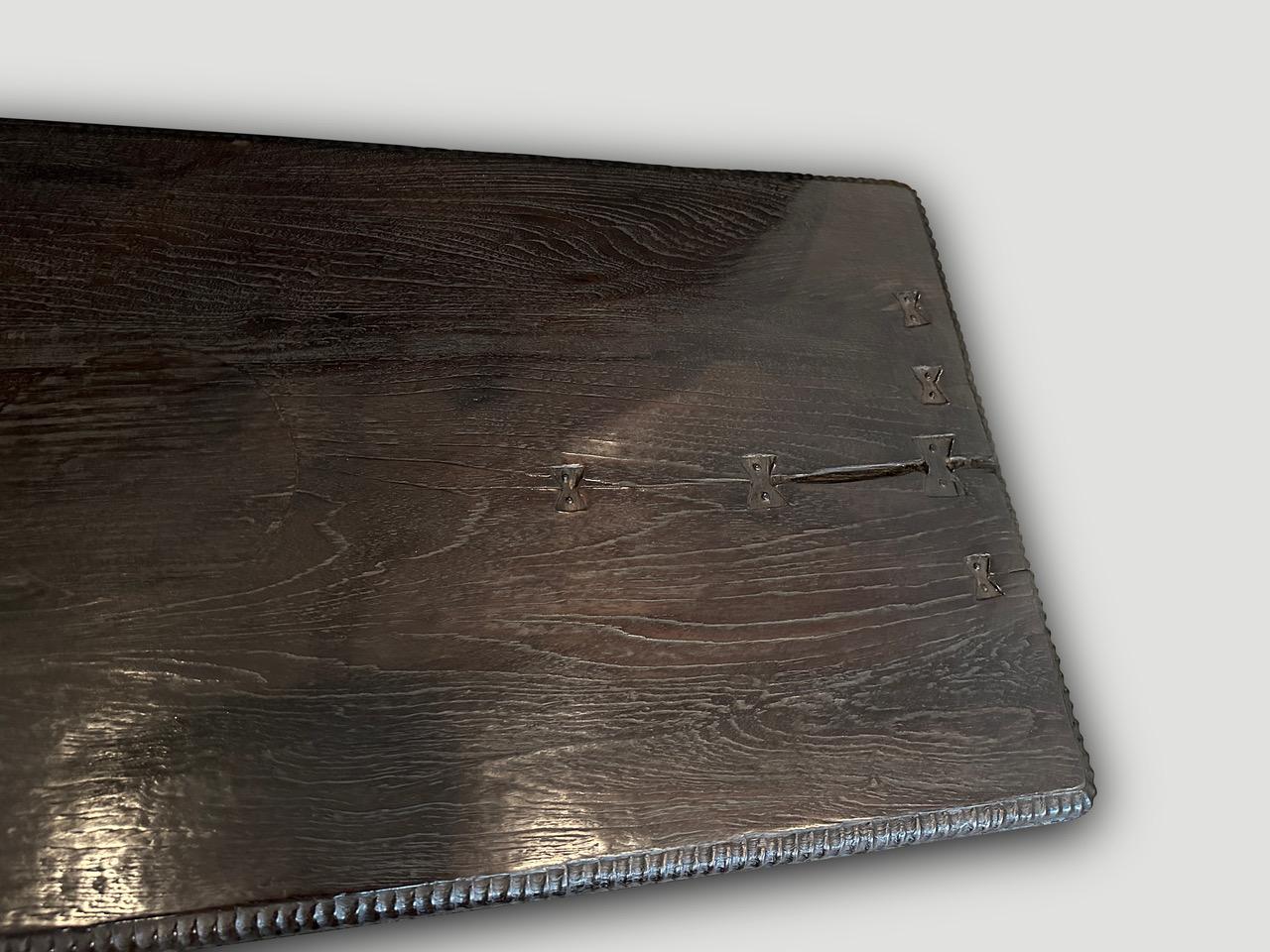 XXIe siècle et contemporain Impressionnante table basse minimaliste Andrianna Shamaris en bois de teck sculpté en vente