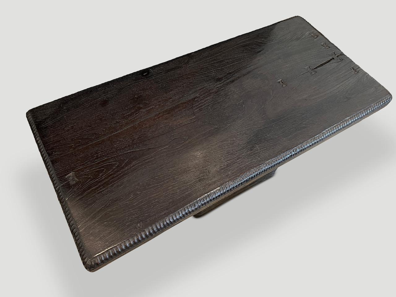 Bois Impressionnante table basse minimaliste Andrianna Shamaris en bois de teck sculpté en vente