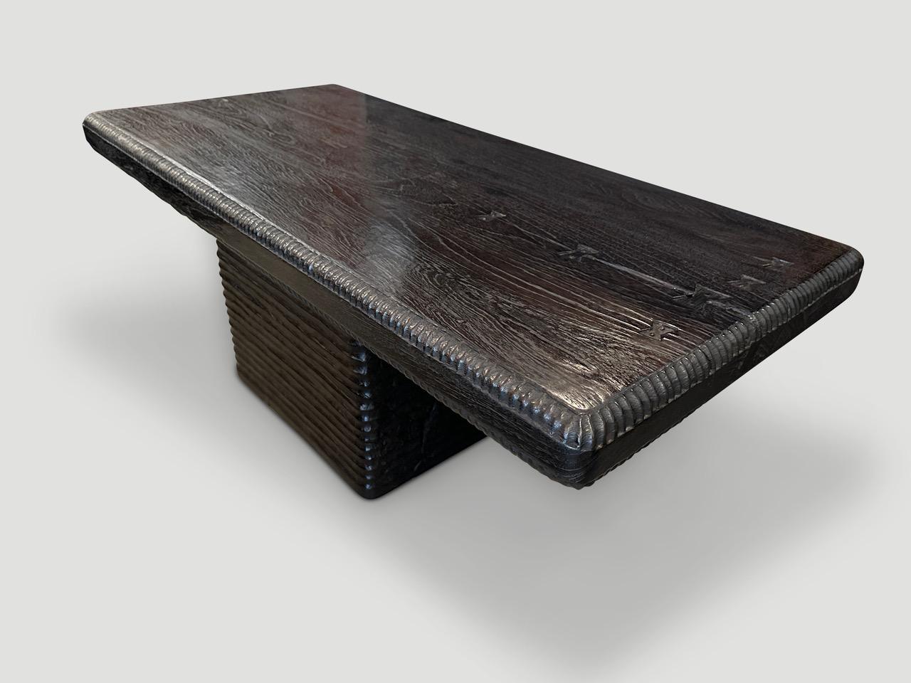 Impressionnante table basse minimaliste Andrianna Shamaris en bois de teck sculpté en vente 1