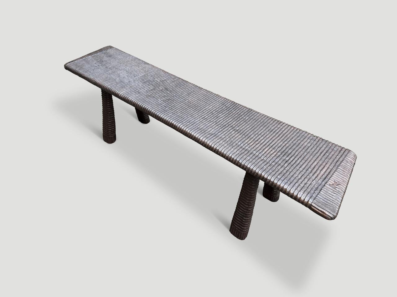 Une magnifique plaque de teck provenant de ma plus belle collection est sculptée à la main par notre maître sculpteur pour produire ce banc impressionnant. La Collection Couture Mid-Century, présente notre sculpture minimaliste unique. Nous avons