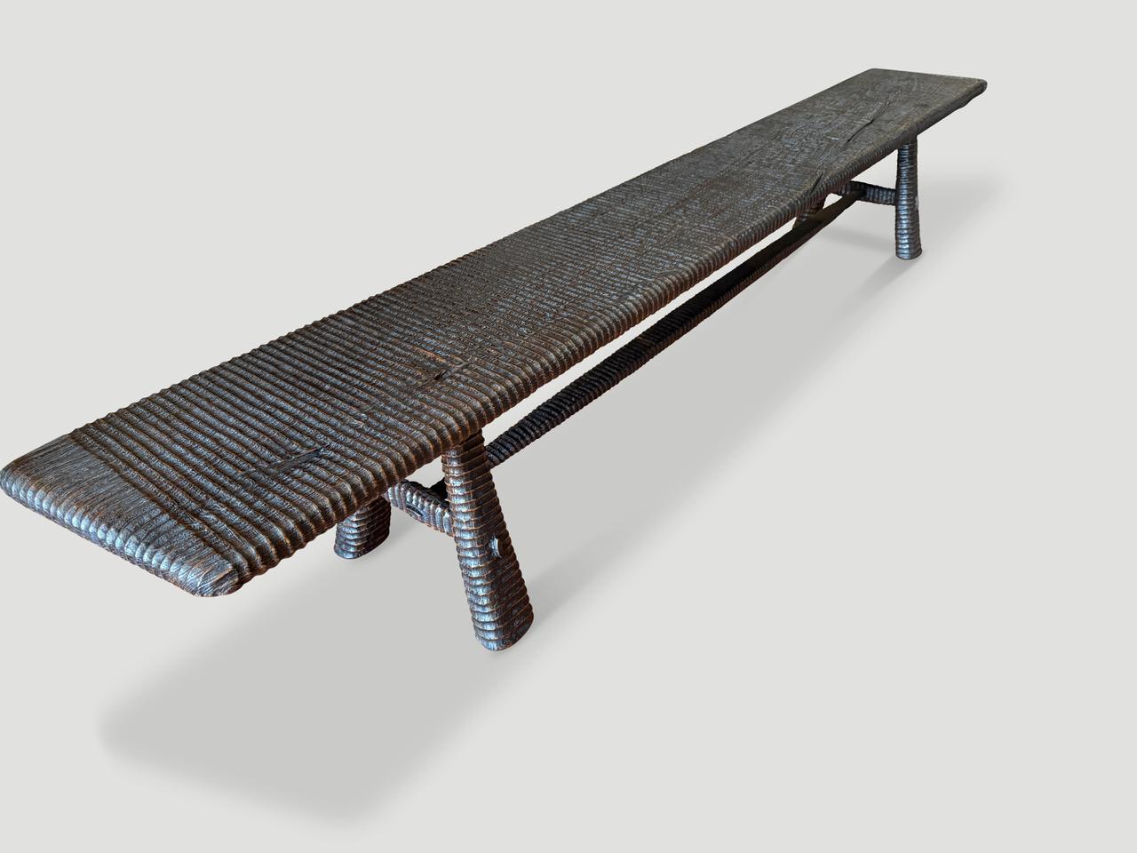 Organico moderno Andrianna Shamaris Panchina minimalista intagliata a mano in legno di teak in vendita
