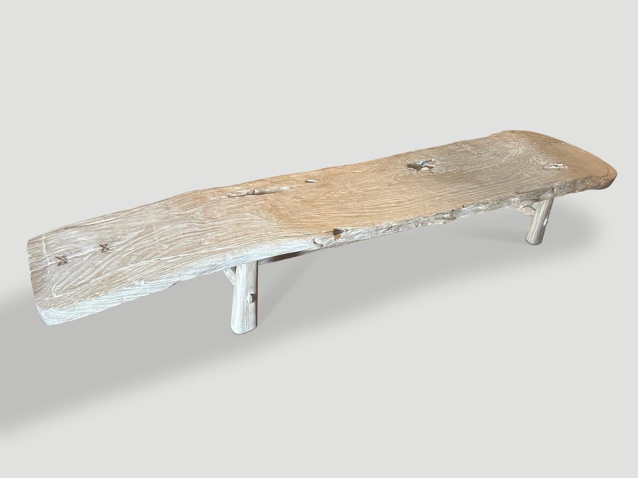 Andrianna Shamaris Impresionante banco o diván orgánico de madera de teca Moderno orgánico en venta