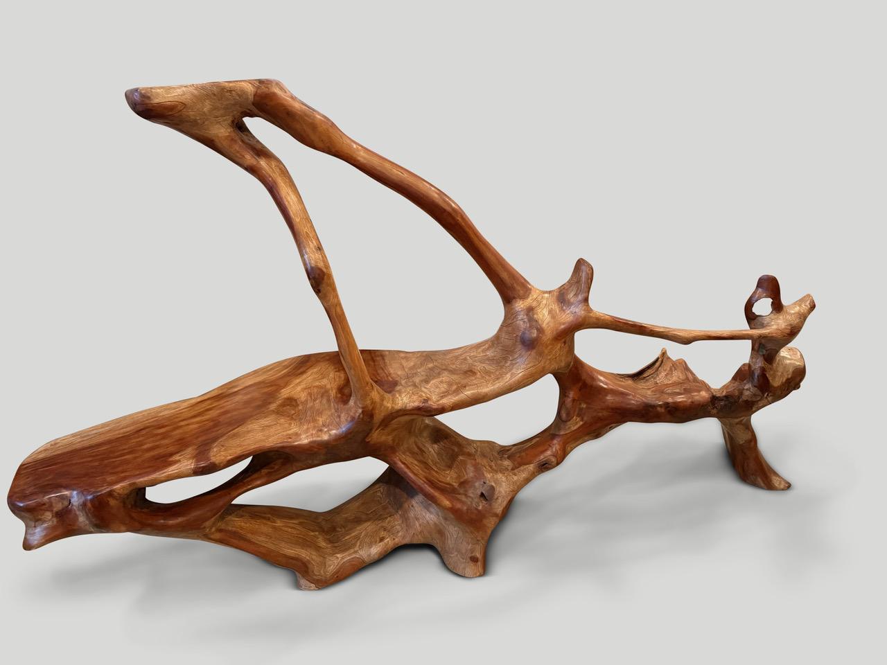 Une pièce d'art sculpturale unique ou un banc fabriqué à partir de bois d'acajou vieux d'un siècle. Poncé et fini avec une huile naturelle tout en respectant la forme organique naturelle. Une pièce impressionnante dans n'importe quel espace, qu'il