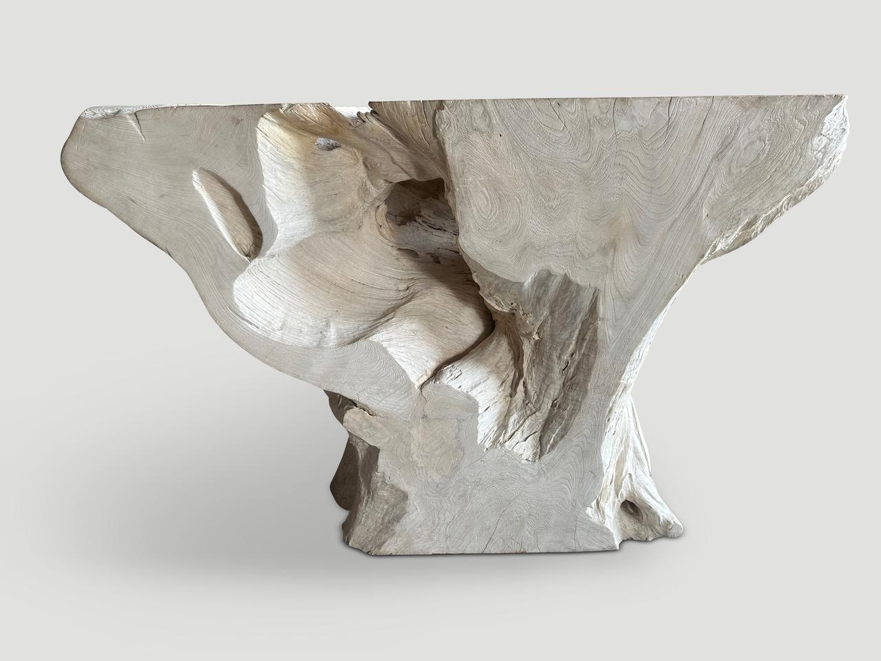 Schöner natürlicher, organisch geformter Konsolentisch aus einer hundert Jahre alten, aufgearbeiteten Teakwurzel. Atemberaubend auf beiden Seiten. Dieses beeindruckende Stück ist brauchbar und gleichzeitig ein Kunstwerk. Selten. Vollständige