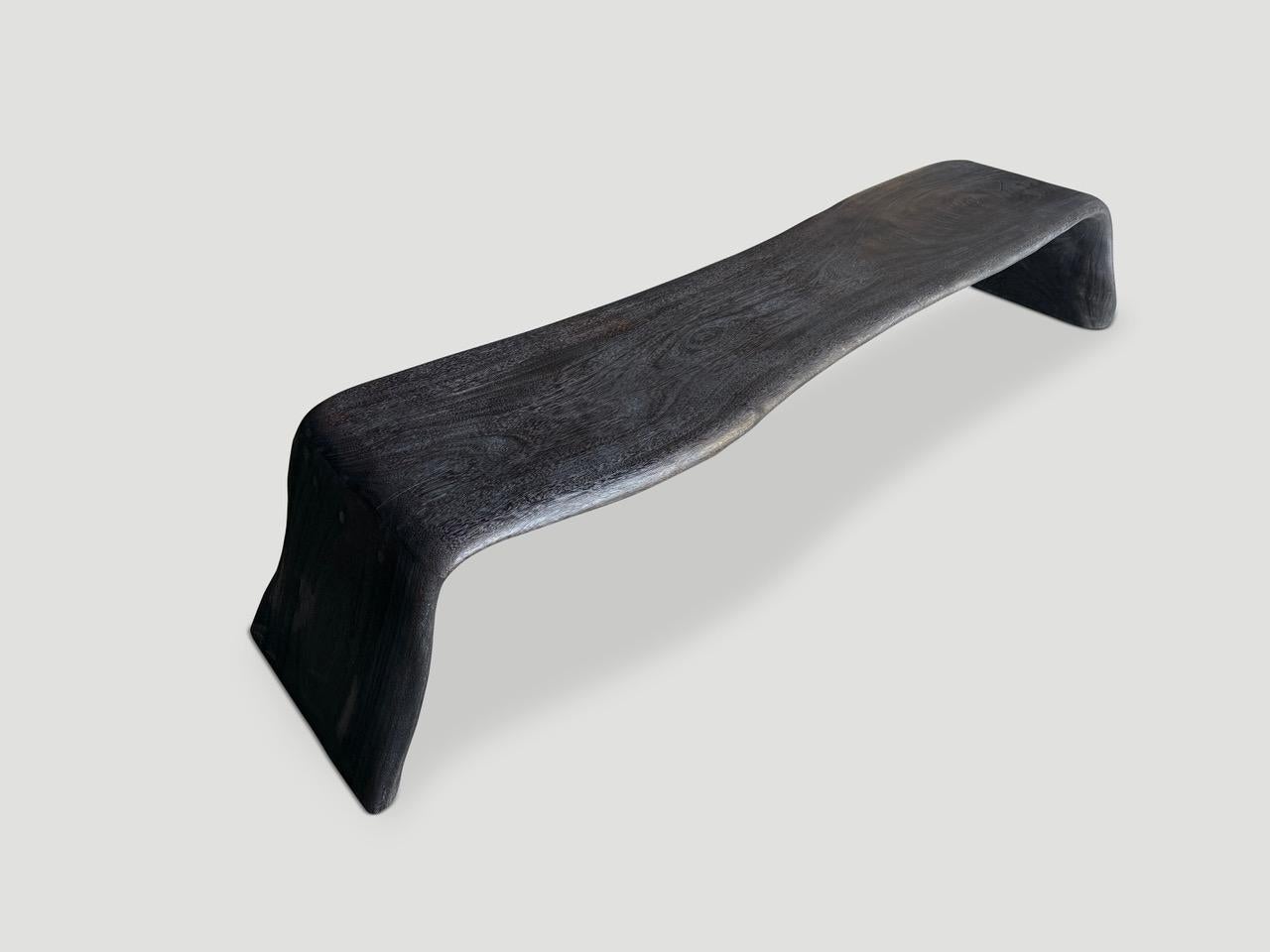 Preciosa mesa o banco de centro minimalista carbonizado. Tanto utilizable como escultural. Dimensiones completas; La parte superior mide 68