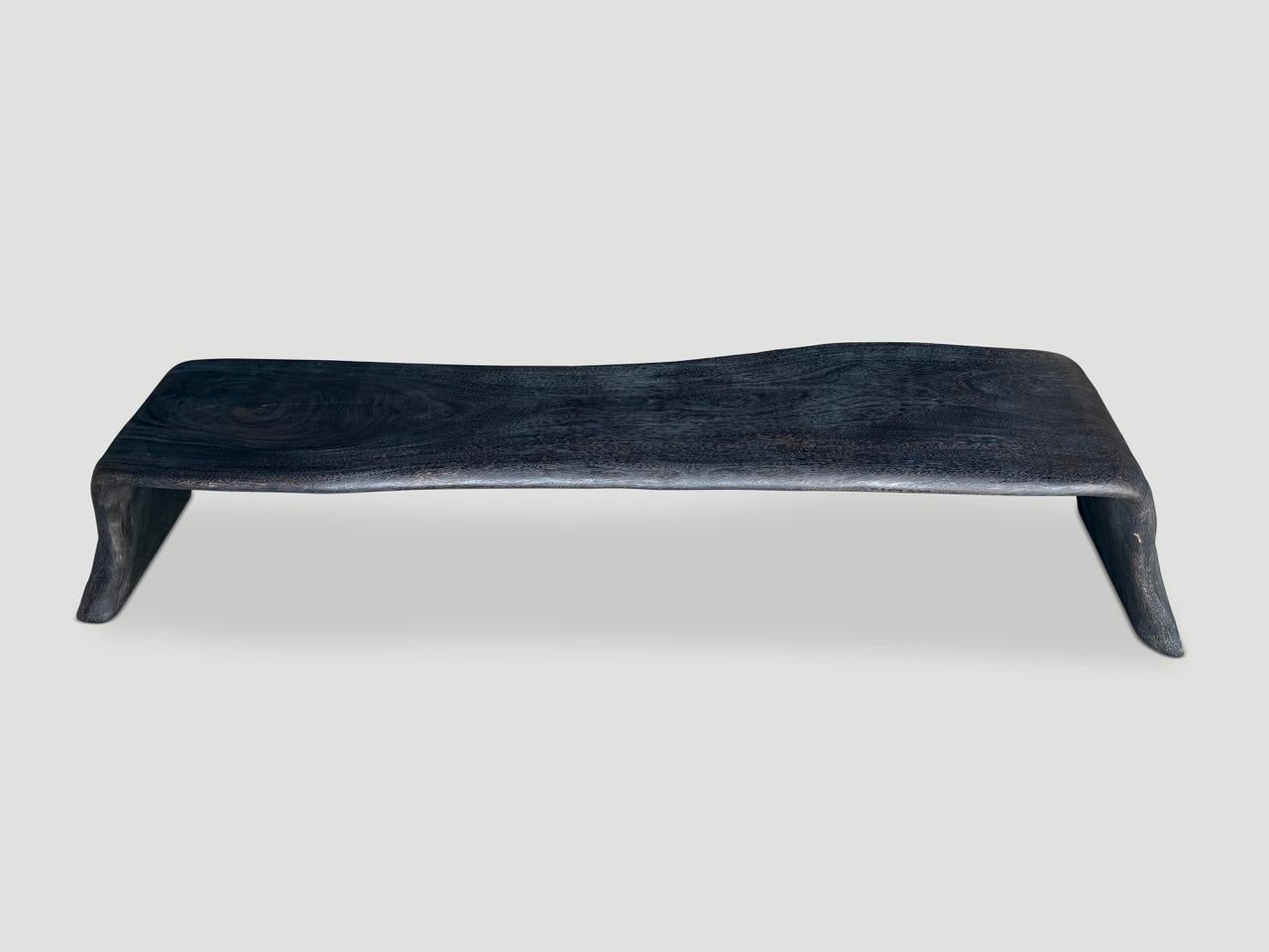Andrianna Shamaris Impresionante mesa o banco de centro escultórico carbonizado Moderno orgánico en venta