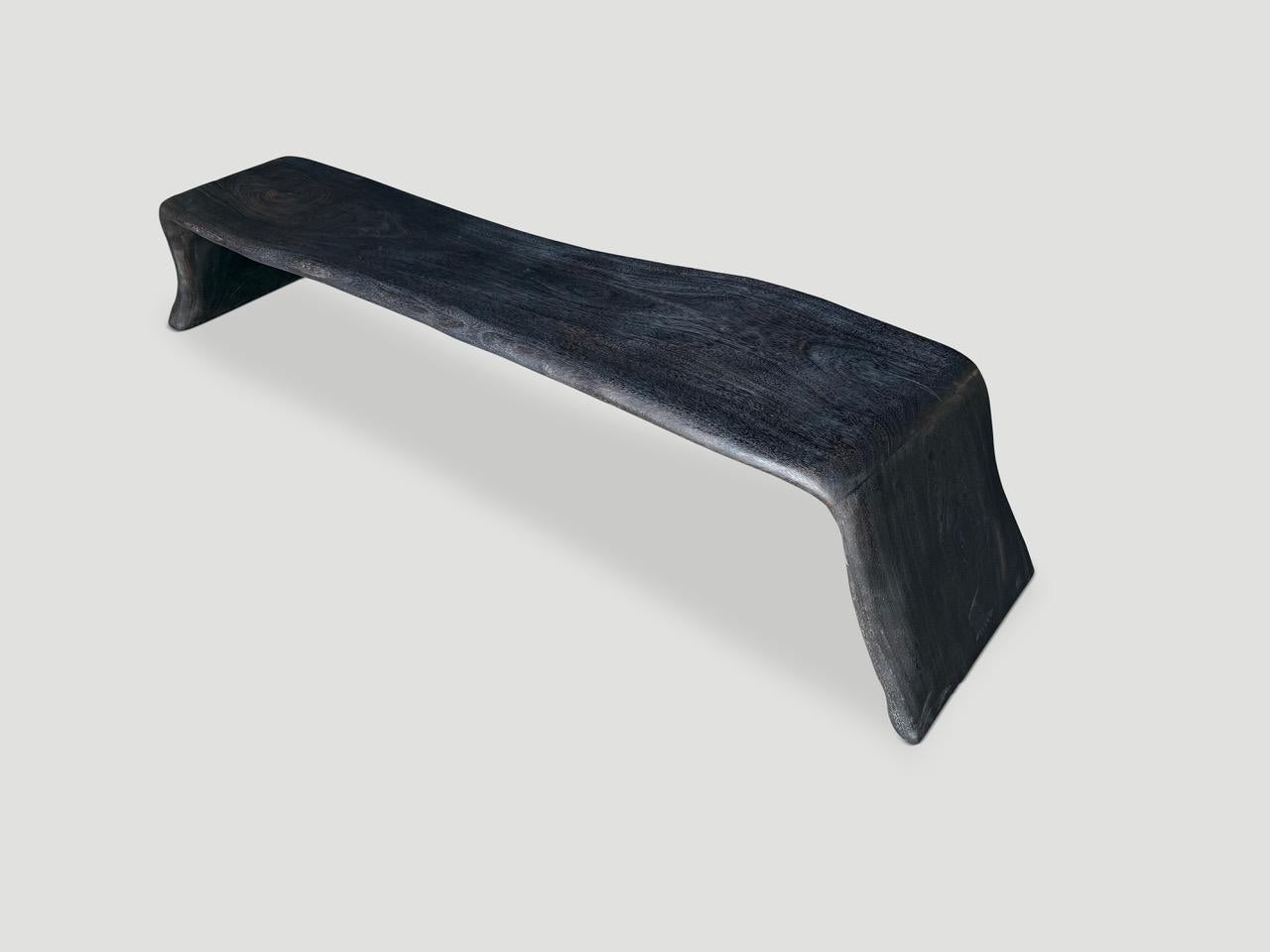 Andrianna Shamaris Impresionante mesa o banco de centro escultórico carbonizado en Excelente estado para la venta en New York, NY