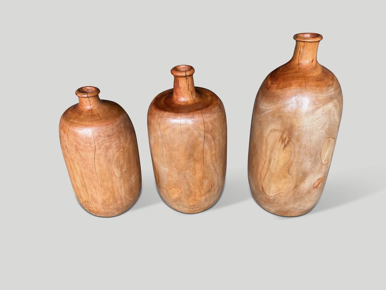 Tre bellissimi contenitori intagliati a mano in legno di mogano antico di un secolo. Sono tutti in legno massiccio e quindi stabili per stare in un ingresso o in un'area coperta all'esterno. Sia utilizzabile che scultoreo. Il collo sottile dei