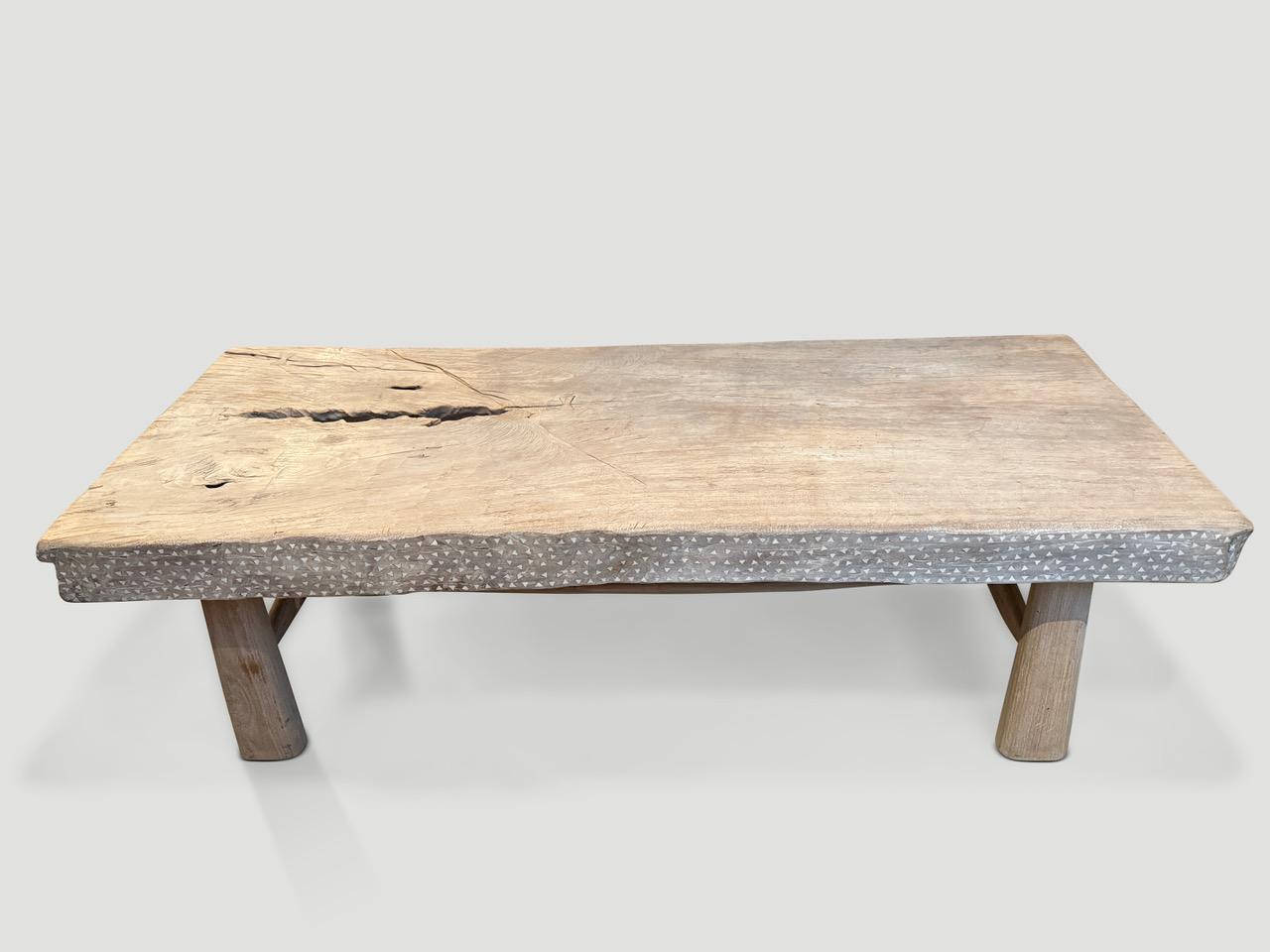 Un magnifique panneau de teck centenaire de trois pouces d'épaisseur a été transformé à la main en une table basse unique tout en respectant le bois organique naturel. Le plateau est soutenu par de magnifiques pieds sculptés à la main. Nous avons