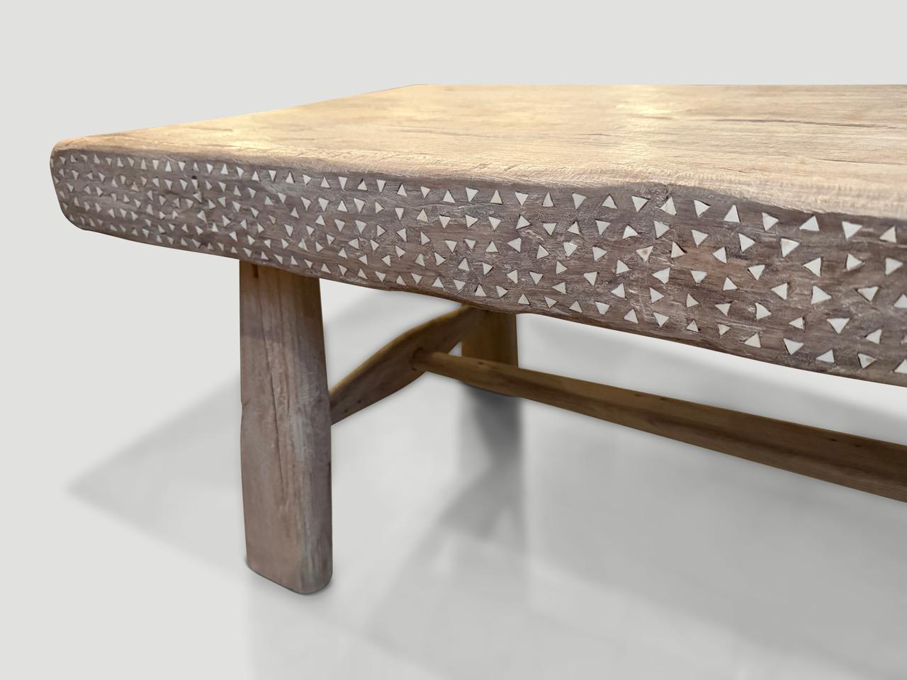XXIe siècle et contemporain Andrianna Shamaris Impressionnante table basse à incrustation de coquillages en vente
