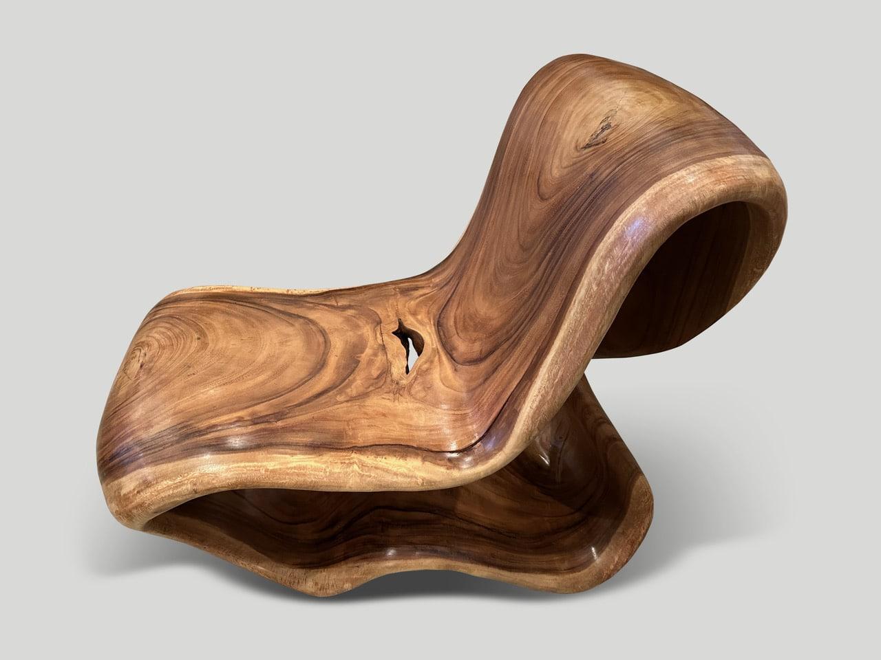 Beeindruckender, einzigartiger Stuhl, der aus einem einzigen Stück Suarholz gefertigt und nahtlos aus einem Stück Holz geschnitzt wurde. Wir haben dieses seltene Stück mit einem natürlichen Öl behandelt, das die schöne Holzmaserung zum Vorschein