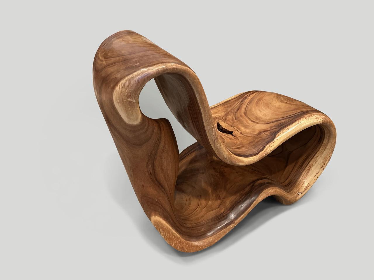 Andrianna Shamaris Beeindruckender skulpturaler Ohrensessel aus Holz  (Organische Moderne) im Angebot
