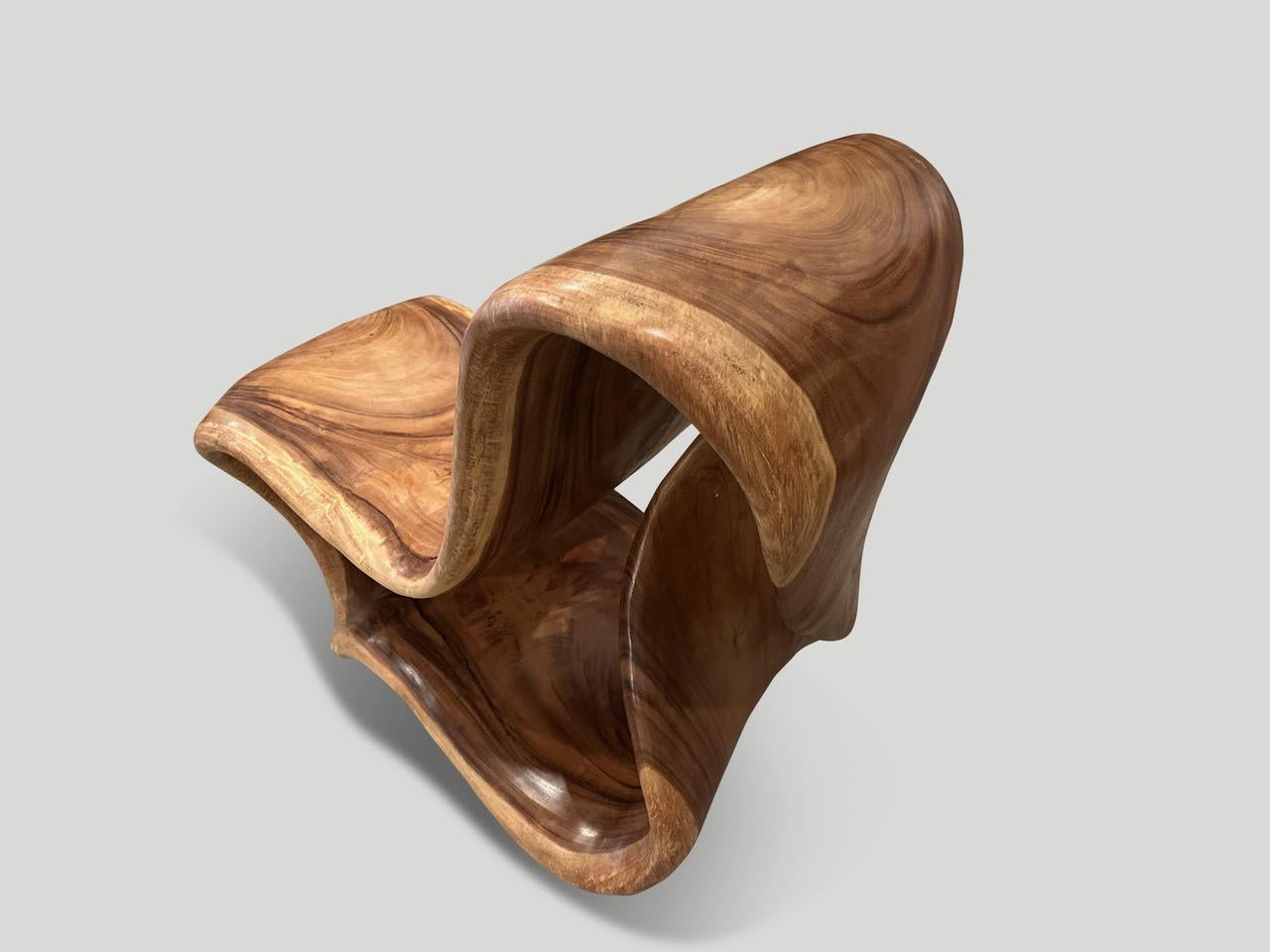 Andrianna Shamaris Beeindruckender skulpturaler Ohrensessel aus Holz  (21. Jahrhundert und zeitgenössisch) im Angebot