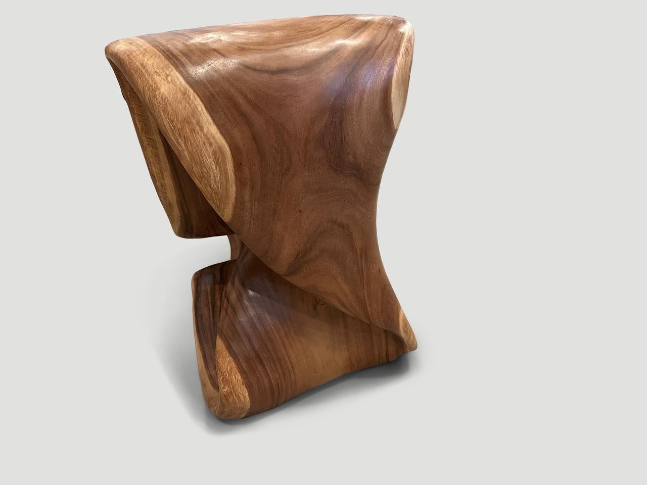 Andrianna Shamaris Beeindruckender skulpturaler Ohrensessel aus Holz  im Angebot 1