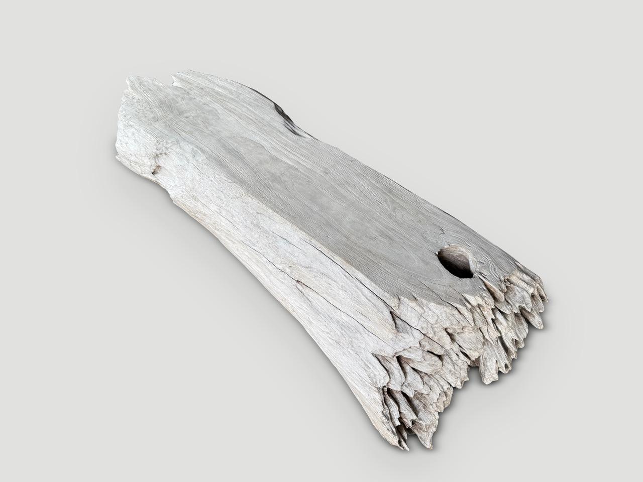 Magnifique banc ou table basse en teck vieux d'un siècle. Blanchi, poncé et fini avec notre ingrédient secret tout en respectant le bois organique et les détails d'érosion uniques aux deux extrémités. Dimensions complètes : 52