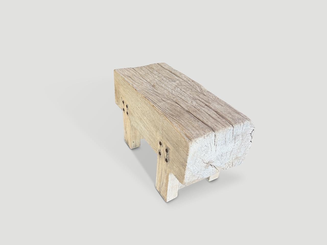 Magnifique banc en bois de teck vieilli avec un plateau de neuf pouces d'épaisseur et des ferrures d'origine. Nous avons ajouté une finition cérusée pour révéler les magnifiques veines du bois et l'érosion. Tout est dans les détails. 

La Collection