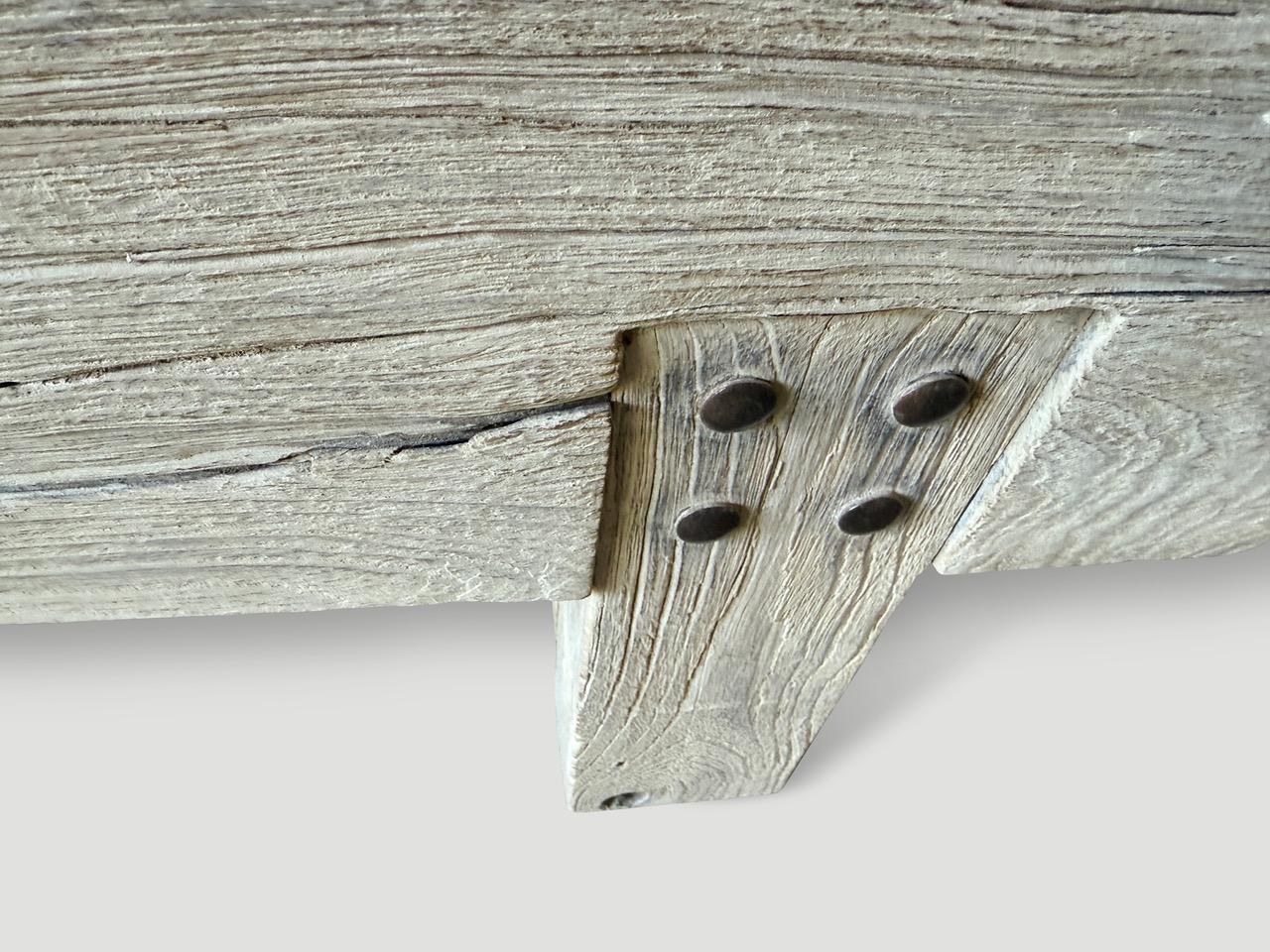 Andrianna Shamaris Impressions in the Wood Wood Woods Log Style Bench Excellent état - En vente à New York, NY