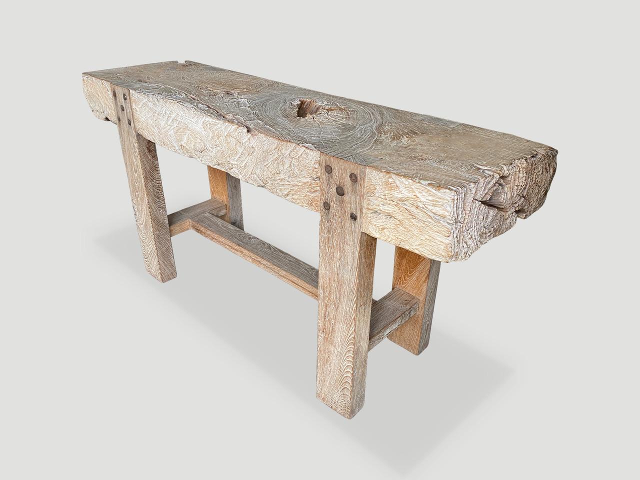 Organique Impressionnante table console en bois de teck style bûches Andrianna Shamaris en vente