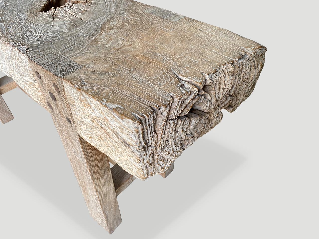 Impressionnante table console en bois de teck style bûches Andrianna Shamaris Excellent état - En vente à New York, NY