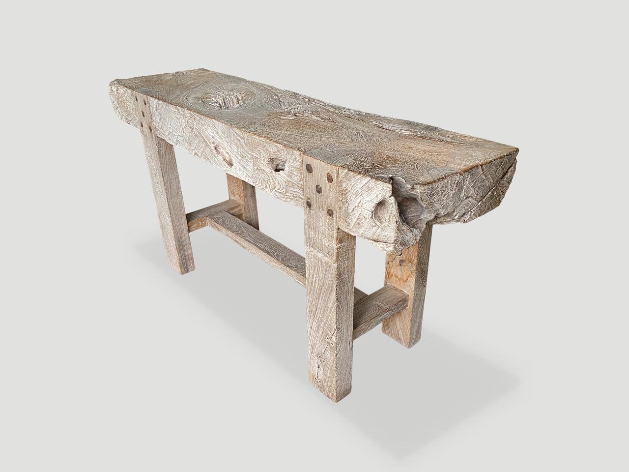 XXIe siècle et contemporain Impressionnante table console en bois de teck style bûches Andrianna Shamaris en vente