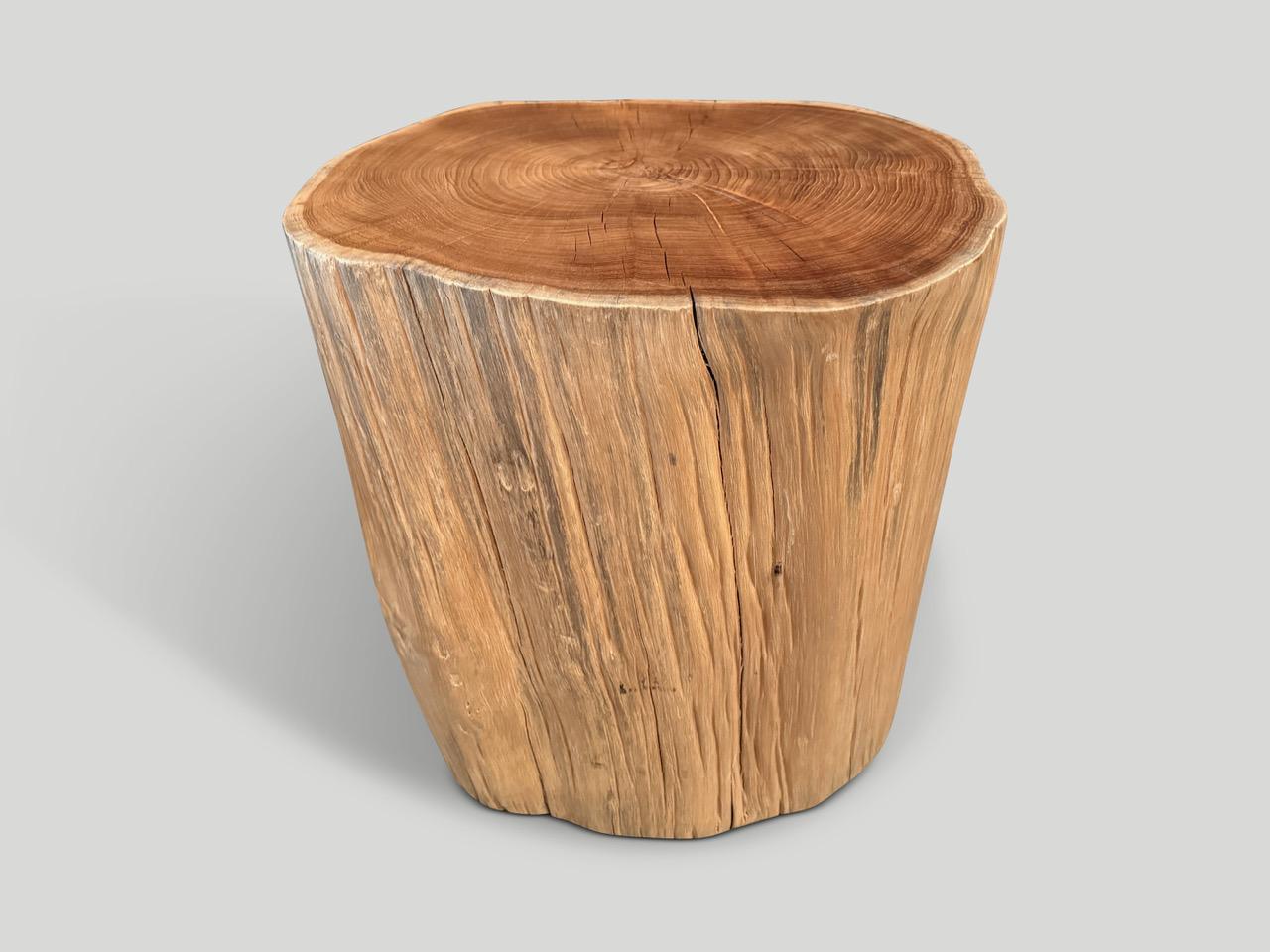 Table d'appoint en teck massif recyclé à grande échelle. La finition à l'huile naturelle révèle les magnifiques veines du bois sur le dessus, tandis que les côtés extérieurs sont laissés bruts pour contraster. À la fois utilisable et sculptural.