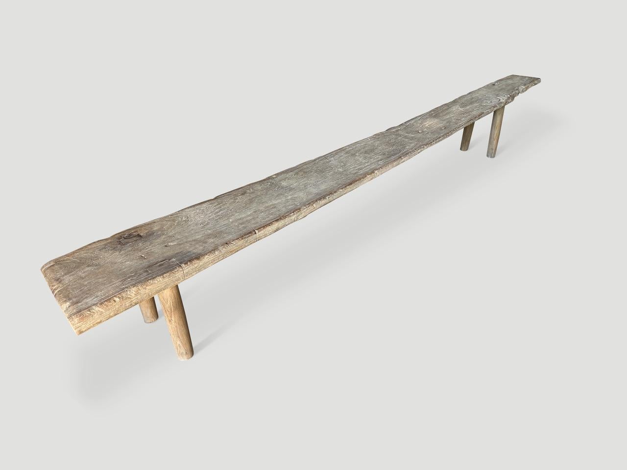 Magnifique patine et détails uniques sur ce panneau en teck datant d'un siècle. Nous avons ajouté des pieds cylindriques lisses et minimalistes en contraste avec ce plateau exquis de trois pouces. Dimensions complètes ; 119
