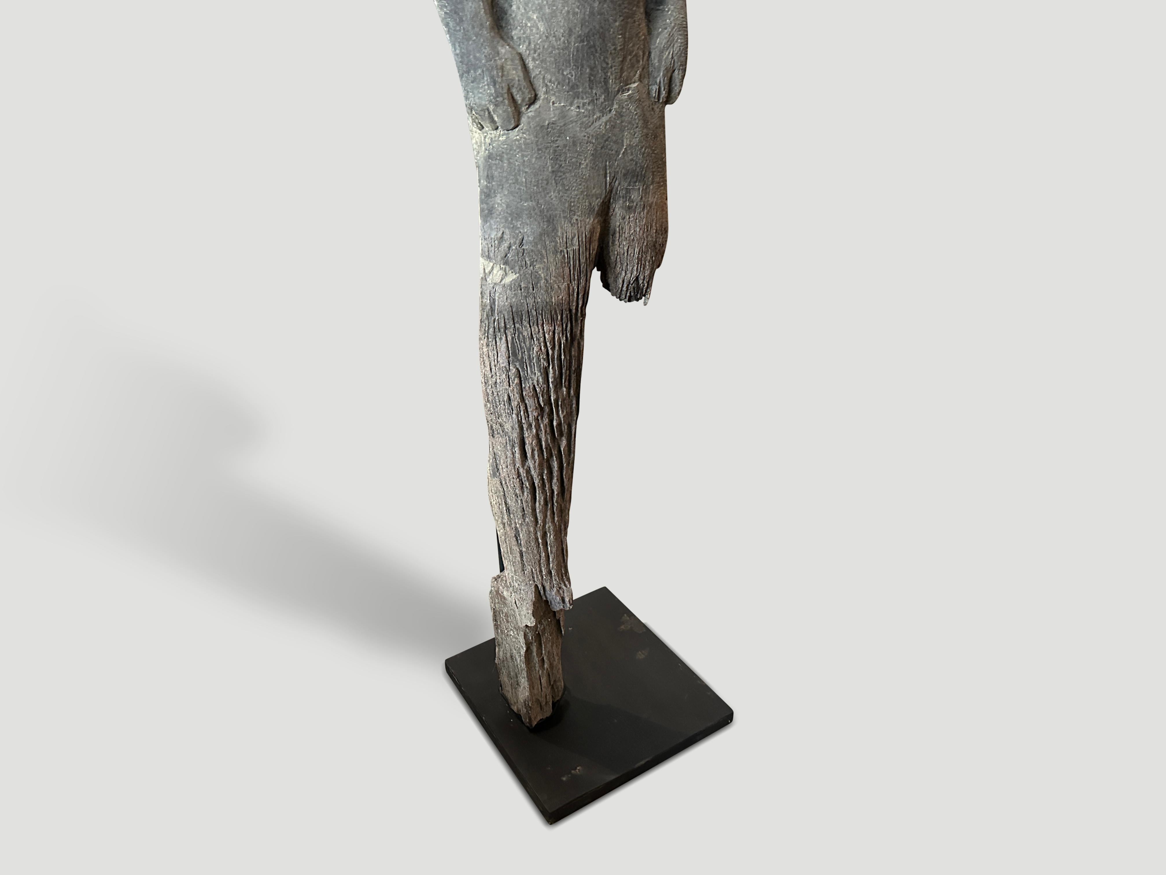 Impressionnante statue ancienne en bois Andrianna Shamaris Excellent état - En vente à New York, NY